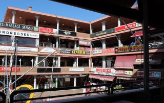 Auglýsingaskilti á verslunum í verslunarkjarna